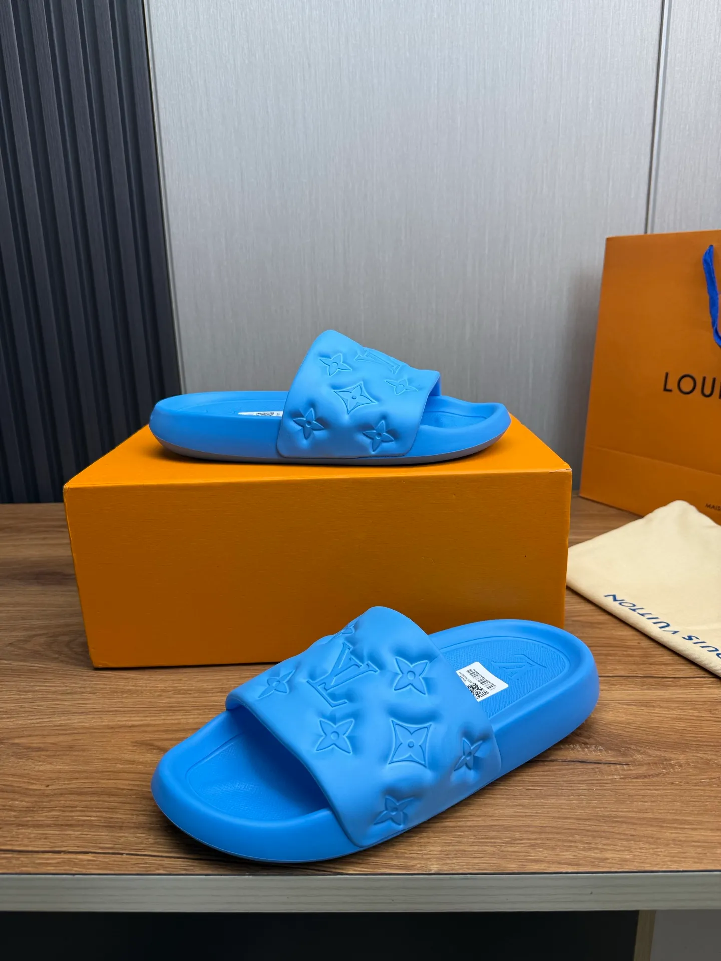 Men's shoes 💰260💰 ▪️LV's popular Little Red Book popular slippers hot sale: 1 shipment✅ Super textured and comfortable slippers, original TPU outsole. Authentic counter box drawer box packaging 🎁Size 38-45